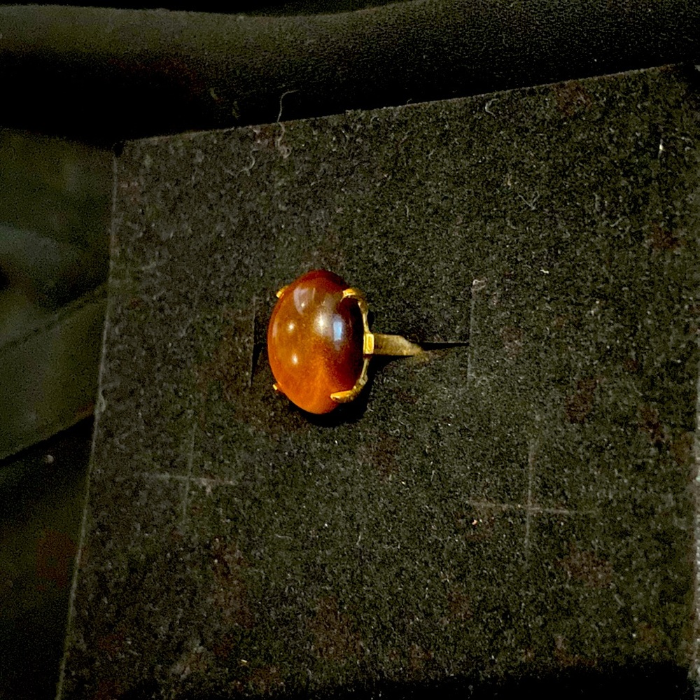 Cats eye stone ring with gold stand